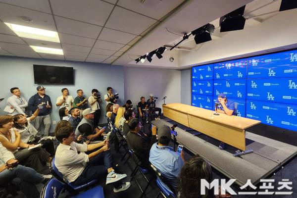 다저스타디움 마지막 등판을 마친 커쇼가 인터뷰를 하고 있다. 사진(美 로스앤젤레스)= 김재호 특파원