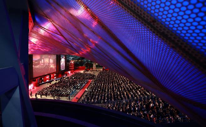 우리나라 최대 영화축제 부산국제영화제가 지난 17일 개막했다. 이날 부산 해운대구 영화의전당에서 개막식이 열리고 있다. /사진=뉴스1 권현진 기자