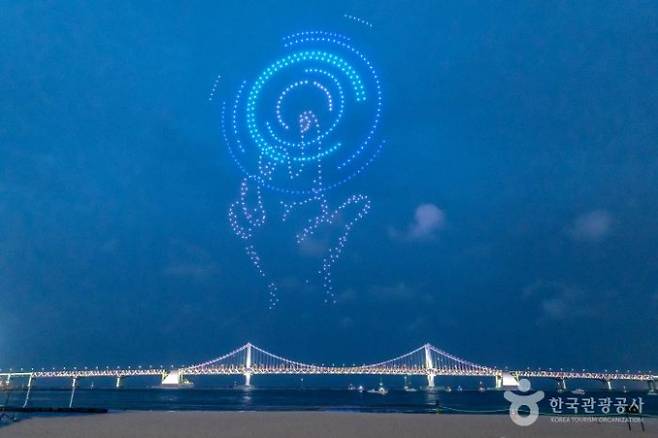 광안리해수욕장에서는 매주 토요일 드론쇼가 진행된다. /사진=한국관광공사