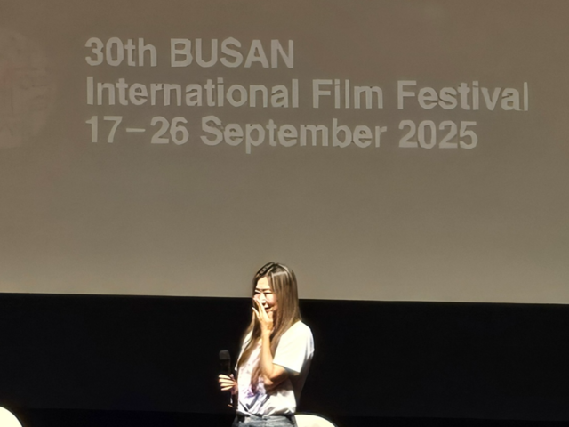 즉석 노래 신청에 당황하는 매기 강 감독. 이민경 기자