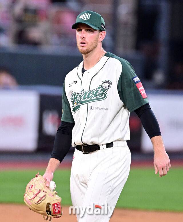 2025년 8월 29일 오후 경기도 수원KT위즈파크에서 열린 '2025 신한 SOL뱅크 KBO 리그' KIA 타이거즈와 KT 위즈의 경기. KT 선발투수 패트릭이 1회초 투구를 마친 뒤 더그아웃으로 들어가고 있다./마이데일리