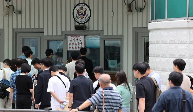 8일 서울 종로구 주한 미국대사관 앞에서 미국 비자를 발급받으려는 시민들이 줄 서 있다. [연합]