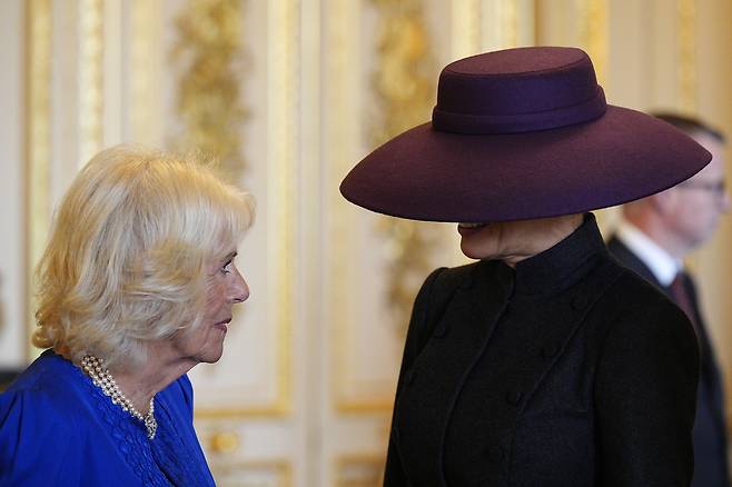 17일(현지시간)카밀라 여왕과 멜라니아 트럼프 영부인이 대화를 나누고 있다. [게티이미지]