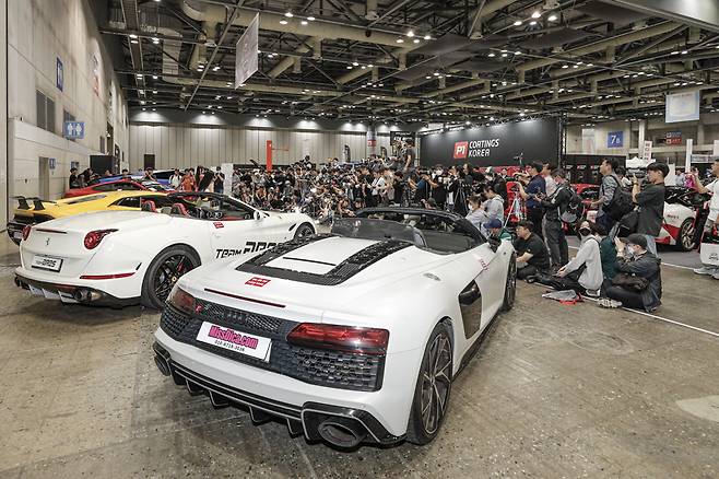 튜닝카 전시회 현장에 몰려든 자동차 마니아와 취재진들 [한국자동차기자협회 제공}