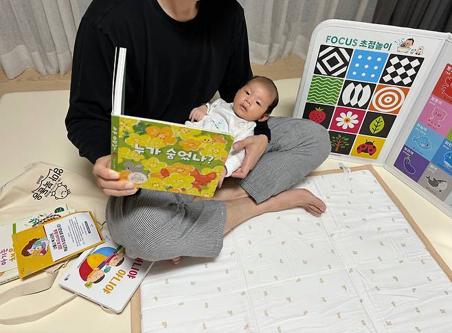 부모님이 은호에게 동화책을 읽어주고 있는 모습. 권지윤씨 제공