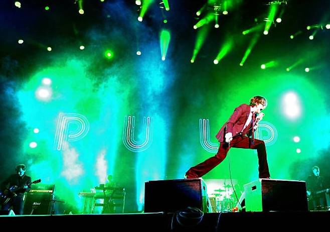 평범하게 사는 것, 적어도 생의 한 켠 정도에는 고통에서 벗어날 수 있는 현실적인 출구를 가진 삶, 실패가 ‘경험’으로 남을 수 있는 삶, 연쇄적인 비극을 끊어낼 최소한의 안전망이 보장된 삶 ― 그것은 화자가 결코 도달할 수 없는 특권이자, 화자 자신을 포함한 ‘우리’ 같은 빈민층이 끝내 갖지 못하는 현실이었다. 이 고백은 결국 ‘우리’들의 자조 섞인 비명이며, 조롱과 절규가 한 몸처럼 뒤엉켜 나오는 반복 속에서, 펄프의 ‘평범한 사람들’은 계급 사회가 스스로를 드러내는 가장 잔혹한 자화상이 된다. [게티이미지/Photo by Kevin Winter]