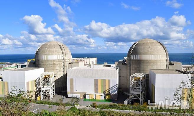 [포항=뉴시스] 송종욱 기자 = 한국수력원자력 월성원자력본부 20일 신월성 2호기의 제7차 계획예방정비에 들어간다고 밝혔다. 사진은 신월성 1·2(왼쪽)호기 전경. 2025.07.20. photo@newsis.com