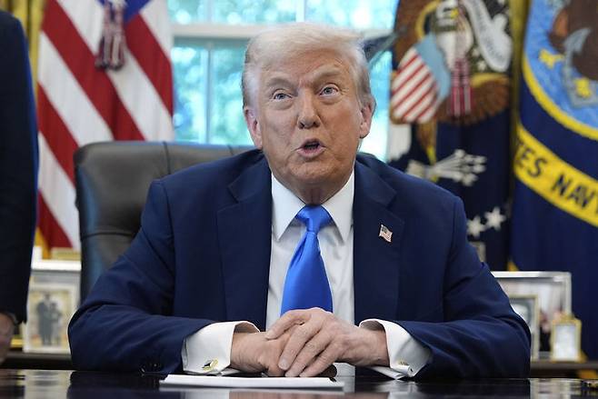 [워싱턴=AP/뉴시스]도널드 트럼프 미국 대통령이 19일(현지 시간) 백악관 집무실에서 발언하고 있다. 2025.09.20.