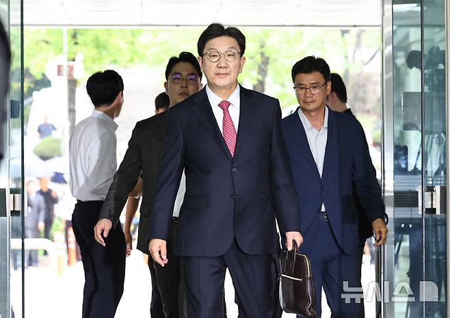 [서울=뉴시스] 최진석 기자 = 전직 통일교 간부에게 불법 정치자금을 수수한 혐의를 받는 권성동 국민의힘 의원이 16일 서울 서초구 서울중앙지법으로 구속 전 피의자 심문(영장실질심사)을 받기 위해 이동히고 있다. 2025.09.16. myjs@newsis.com
