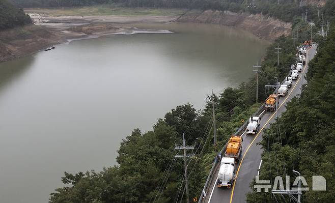 [강릉=뉴시스] 김근수 기자 = 극심한 가뭄이 이어지는 4일 강원 강릉시 오봉저수지에서 펌프트럭들이 물을 싣고 줄지어 이동하고 있다. 2025.09.04. ks@newsis.com