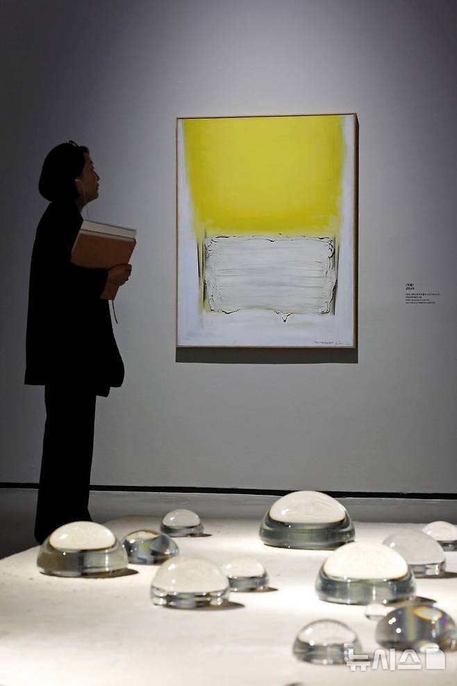 [서울=뉴시스] 박진희 기자 = 국립현대미술관(MMCA)김창열 첫 대규모 회고전 전경. 2025.08.21. pak7130@newsis.com