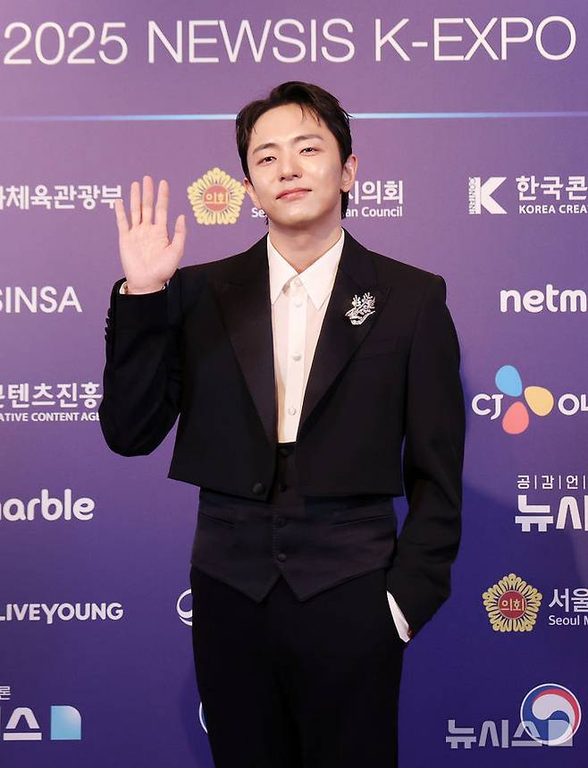 [서울=뉴시스] 조성우 기자 = 박천휴 작가가 28일 서울 중구 롯데호텔에서 열린 제7회 뉴시스 한류엑스포(2025 K-엑스포) 포토월 행사에서 포즈를 취하고 있다. 2025.08.28. xconfind@newsis.com