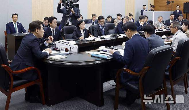 [안산=뉴시스] 최동준 기자 = 이재명 대통령이 3일 경기 안산시 새솔다이아몬드공업에서 열린 K-제조업 기업현장 간담회에서 발언하고 있다. 2025.09.03. photocdj@newsis.com