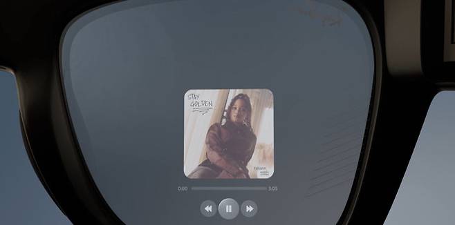 [서울=뉴시스] 메타가 레이벤 디스플레이라는 새로운 스마트 안경 모델을 선보였다. 이는 오른쪽 렌즈에 디스플레이를 탑재, 길안내, 실시간 번역 등의 정보를 보여주는 방식이다. (사진=메타 홈페이지) *재판매 및 DB 금지