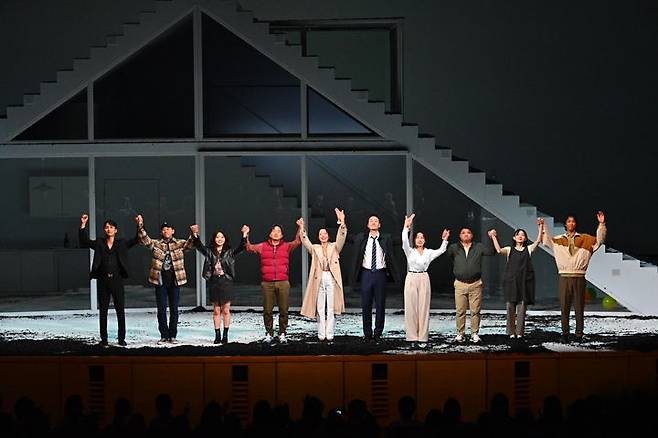 연극 '벚꽃동산'이 19일 홍콩문화센터 대극장에서 '2025 홍콩 아시아플러스 페스티벌(Asia+ Festival 2025)' 개막작으로 선정돼 공연했다. (사진=LG아트센터 제공) *재판매 및 DB 금지