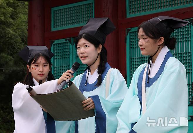 [서울=뉴시스] 배훈식 기자 = 2025 유소문화축제 '고하노라'가 열린 20일 오후 서울 종로구 성균관 비천당에서 성균관대학교 공식 학생단체 유생문화기확단 청랑(靑浪) 학생들이 대의사(大議事)를 재현하고 있다. '고하노라'는 조선시대 성균관 유생들이 임금에게 상소를 올리던 유소(儒疏, 유생의 상소) 문화를 현대적으로 계승·재해석한 행사다. 2025.09.20. dahora83@newsis.com