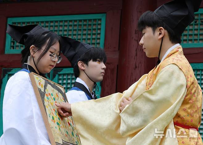 [서울=뉴시스] 배훈식 기자 = 2025 유소문화축제 '고하노라'가 열린 20일 오후 서울 종로구 성균관 비천당에서 성균관대학교 공식 학생단체 유생문화기확단 청랑(靑浪) 학생들이 대의사(大議事)를 재현하고 있다. '고하노라'는 조선시대 성균관 유생들이 임금에게 상소를 올리던 유소(儒疏, 유생의 상소) 문화를 현대적으로 계승·재해석한 행사다. 2025.09.20. dahora83@newsis.com