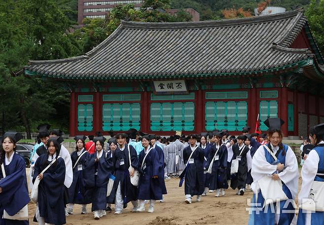 [서울=뉴시스] 배훈식 기자 = 2025 유소문화축제 '고하노라'가 열린 20일 오후 서울 종로구 성균관 비천당에서 성균관대학교 공식 학생단체 유생문화기확단 청랑(靑浪) 학생들이 소행(疏行)을 재현하고 있다. '고하노라'는 조선시대 성균관 유생들이 임금에게 상소를 올리던 유소(儒疏, 유생의 상소) 문화를 현대적으로 계승·재해석한 행사다. 2025.09.20. dahora83@newsis.com