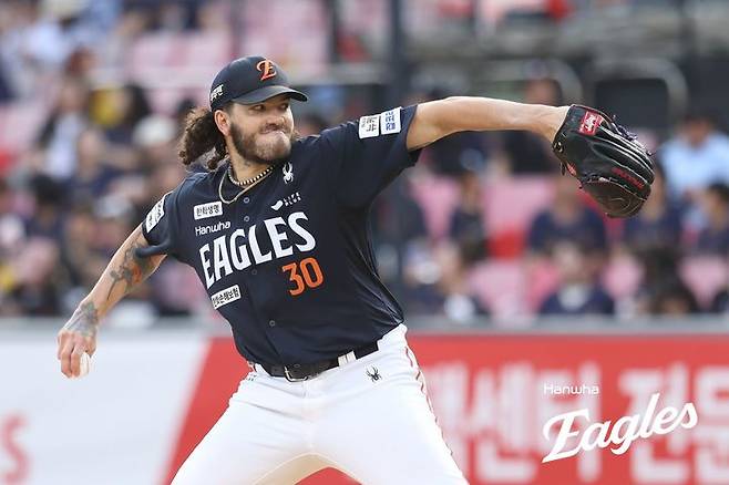 [서울=뉴시스] 프로야구 한화 이글스 코디 폰세가 20일 수원 KT위즈파크에서 열린 2025 신한 쏠뱅크 KBO리그 KT 위즈와의 경기에 선발 등판해 공을 던지고 있다. (사진=한화 이글스 제공) 2025.09.20. *재판매 및 DB 금지