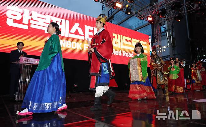 [서울=뉴시스] 조성우 기자 = 20일 서울 마포구 홍대 레드로드 R6에서 열린 레드로드 페스티벌에서 한복 패션쇼가 진행되고 있다. 2025.09.20. xconfind@newsis.com