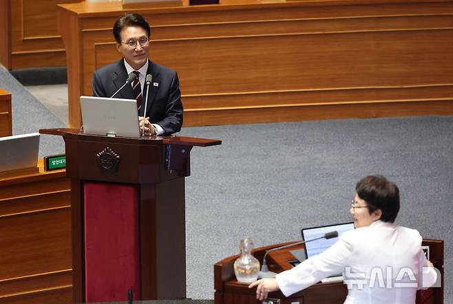 [서울=뉴시스] 김금보 기자 = 김민석 국무총리가 15일 오후 서울 여의도 국회에서 열린 제429회국회(정기회) 제5차 본회의에서 임이자 국민의힘 의원 대정부 질문에 미소를 짓고 있다. 2025.09.15. kgb@newsis.com