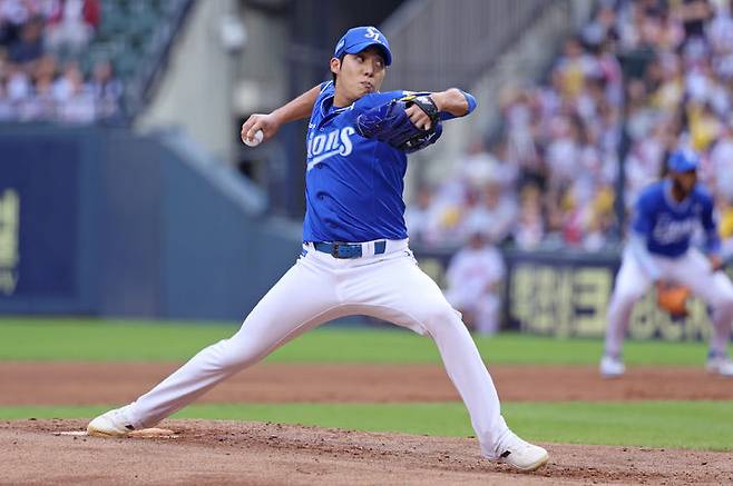 [서울=뉴시스] 프로야구 삼성 라이온즈 원태인이 20일 잠실구장에서 열린 2025 신한 쏠뱅크 KBO리그 LG 트윈스와의 경기에 선발 등판해 공을 던지고 있다. (사진=삼성 라이온즈 제공) 2025.09.20. *재판매 및 DB 금지