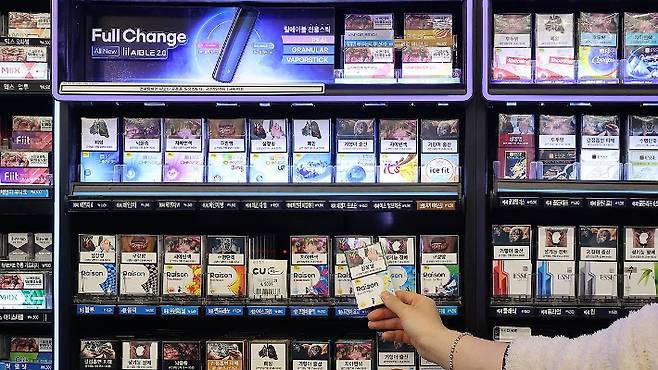 서울 시내 편의점의 담배 판매대 모습. 연합뉴스