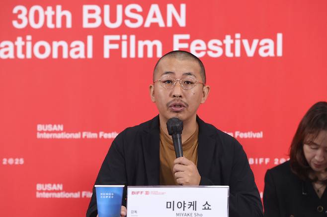 미야케 쇼 감독이 20일 부산 해운대구 영화의전당에서 열린 제30회 부산국제영화제 경쟁 부문 '여행과 나날' 기자회견에서 인사말을 하고 있다. 연합뉴스