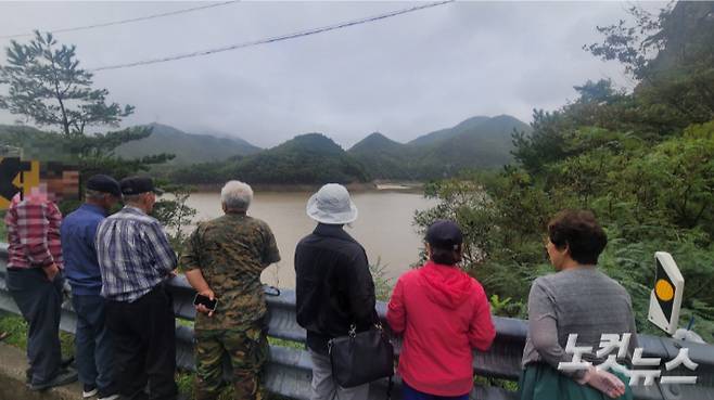 21일 강릉지역에 비가 내리고 있는 가운데 강릉지역 생활용수의 87%를 공급하는 오봉저수지를 찾은 시민들. 전영래 기자