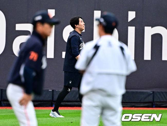 [OSEN=수원, 지형준 기자] 19일 수원 KT위즈파크에서 열릴 예정이던 2025 신한 SOL Bank KBO리그 KT 위즈와 한화 이글스의 경기가 우천 취소됐다. 한화 박상원이 그라운드에서 러닝을 하고 있다. 2025.09.18 /jpnews@osen.co.kr