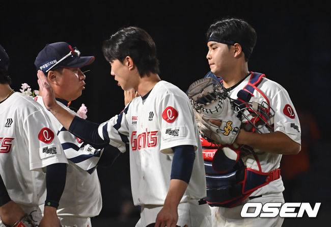 [OSEN=부산, 이석우 기자] 18일 부산 사직야구장에서 2025 신한 SOL 뱅크 KBO 리그 롯데 자이언츠와 한화 이글스의 경기가 열렸다. 홈팀 롯데는 홍민기가, 방문팀 한화는 엄상백이 선발 출전했다.롯데 자이언츠 박재엽이 한화 이글스에 6-3으로 승리 후김태형 감독과 하이파이브를 하고 있다. 2025.06.18 / foto0307@osen.co.kr