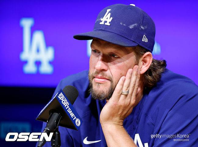 [사진] LA 다저스 클레이튼 커쇼가 은퇴 기자회견을 하고 있다. ⓒGettyimages(무단전재 및 재배포 금지)