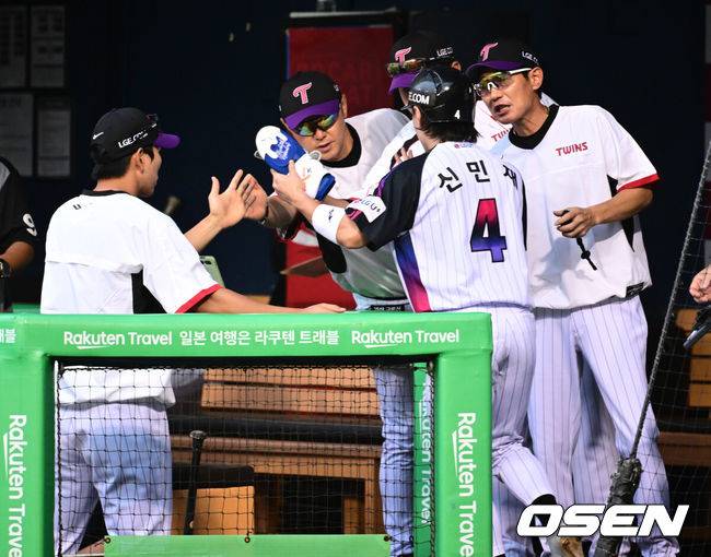 [OSEN=잠실, 조은정 기자]29일 오후 서울 잠실구장에서 ‘2025 신한 SOL Bank KBO리그’ LG 트윈스와 키움 히어로즈의 경기가 열렸다.홈팀 LG는 임찬규, 방문팀 키움은 정현우를 선발로 내세웠다.1회말 2사 1루 LG 신민재가 문보경의 선제 1타점 2루타에 득점을 올리고 있다. 2025.08.29 /cej@osen.co.kr