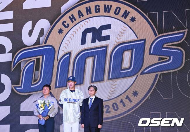 [OSEN=이대선 기자] 17일 오후 7일 오후 서울 롯데호텔 월드에서 ‘2026 KBO 신인 드래프트’가 열렸다.이번 드래프트는 전면 드래프트 방식으로 총 11라운드에 걸쳐 진행된다. 대상자는 총 1천261명으로, 고등학교 졸업 예정자 930명, 대학교 졸업 예정자 216명, 얼리 드래프트 신청자 51명, 해외 아마추어·프로 출신 선수 19명이다. 이 중 최대 110명이 KBO 10개 구단의 부름을 받게 된다.NC에 지명된 유신고 신재인이 기념촬영을 하고 있다. 2025.09.17 /sunday@osen.co.kr