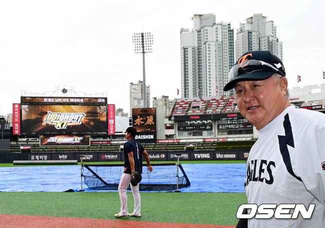 [OSEN=수원, 지형준 기자] 19일 수원 KT위즈파크에서 2025 신한 SOL Bank KBO리그 KT 위즈와 한화 이글스의 경기가 열린다.KT는 고영표, 한화는 코디 폰세를 선발로 예고했다.KT위즈파크에 비가 내리는 가운데 그라운드에 대형 방수포가 깔려 있다. 다음날 오전까지 비 예보가 있어 경기를 진행하기는 쉽지 않을 것으로 보인다.한화 김경문 감독이 그라운드를 살피고 있다. 2025.09.18 /jpnews@osen.co.kr
