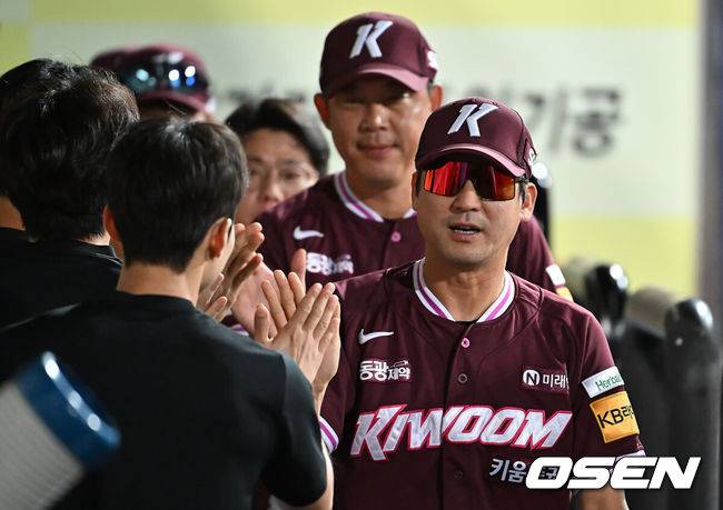 [OSEN=대구, 이석우 기자] 3일 대구삼성라이온즈파크에서 2025 신한 SOL 뱅크 KBO 리그 삼성 라이온즈와 키움 히어로즈의 경기가 열렸다. 홈팀 삼성은 가라비토가, 방문팀 키움은 하영민이 선발 출전했다. 키움 히어로즈 설종진 감독 대행이 삼성 라이온즈에 4-3으로 승리한 후 하이파이브를 하고 있다. 2025.09.03 / foto0307@osen.co.kr