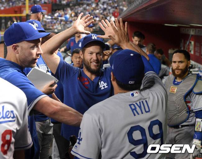 [OSEN=피닉스(미국 애리조나주),박준형 기자] 5일 (한국시간) 미국 애리조나주 피닉스 체이스필드에서 2019 메이저리그 애리조나 다이아몬드백스와 LA다저스의 경기가 열렸다.7회말 수비를 마친 LA 류현진이 더그아웃에서 커쇼의 축하를 받고 있다. / soul1014@osen.co.kr
