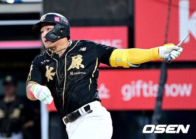 [OSEN=수원, 최규한 기자] 20일 수원 KT위즈파크에서 ‘2025 신한 SOL Bank KBO리그’ KT 위즈와 한화 이글스의 경기가 열렸다.홈팀 KT는 고영표, 방문팀 한화는 코디 폰세를 선발로 내세웠다.5회말 무사 2루 상황 KT 안현민이 달아나는 1타점 적시타를 날리고 있다. 2025.09.20 / dreamer@osen.co.kr