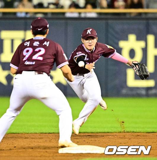 [OSEN=잠실, 지형준 기자] 18일 오후 서울 잠실구장에서 ‘2025 신한 SOL Bank KBO리그’ 두산 베어스와 키움 히어로즈의 경기가 열렸다.두산은 잭로그, 키움은 하영민이 선발로 나섰다.5회말 무사 1루에서 키움 송지후가 두산 안재석의 2루 땅볼을 잡아 2루로 송구하고 있다. 2025.09.18 /jpnews@osen.co.kr