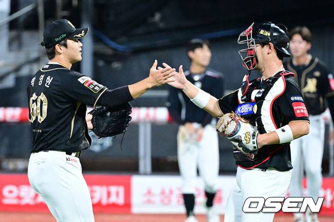 [OSEN=수원, 최규한 기자] 프로야구 KT 위즈가 한화 이글스 코디 폰세에게 첫 패전을 안기며 5위 자리를 사수했다.&nbsp;KT는 20일 수원 KT위즈파크에서 열린 2025 신한 SOL Bank KBO리그 한화와의 홈경기를 4-2로 승리했다.&nbsp;안현민이 시즌 21호 스리런 홈런 포함 3타수 2안타 4타점 1볼넷으로 맹타를 휘두르며&nbsp;폰세를 무너뜨렸다. 폰세는 5이닝 4실점으로 개막 이후 최다 17연승을 마감,&nbsp;시즌 28경기 만에 첫 패전을 당했다.&nbsp;경기를 마무리지은 KT 투수 박영현과 포수 조대현이 인사를 나누고 있다. 2025.09.20 / dreamer@osen.co.kr