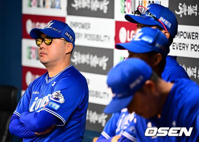 [OSEN=잠실, 지형준 기자] 프로야구 삼성 라이온즈가 LG 트윈스를 꺾고 4연승을 달렸다. 삼성은 20일 서울 잠실구장에서 열린 2025 KBO리그 LG와 경기에서 14-4로 크게 승리했다. 홈런 2방을 포함해 장단 17안타를 터뜨렸다. LG는 이날 패배했지만, 2위 한화 이글스가 KT 위즈에 덜미를 잡히면서 매직넘버를 '6'에서 '5'로 한 개 줄였다. 9회 삼성 박진만 감독이 경기를 지켜보고 있다. 2025.09.20 /jpnews@osen.co.kr