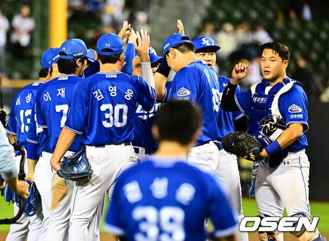 [OSEN=잠실, 지형준 기자] 프로야구 삼성 라이온즈가&nbsp;LG 트윈스를 꺾고 4연승을 달렸다.&nbsp;삼성은&nbsp;20일 서울 잠실구장에서 열린 2025 KBO리그&nbsp;LG와 경기에서 14-4로 크게 승리했다. 홈런 2방을 포함해 장단 17안타를 터뜨렸다.&nbsp;LG는 이날 패배했지만, 2위 한화 이글스가 KT 위즈에 덜미를 잡히면서 매직넘버를 '6'에서 '5'로 한 개 줄였다.&nbsp;경기를 마치고 삼성 선수들이 승리를 기뻐하고 있다. 2025.09.20 /jpnews@osen.co.kr