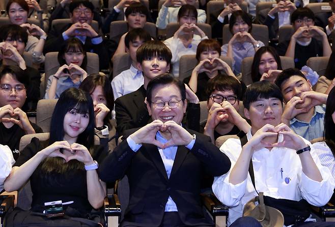 이재명 대통령이 19일 서울 마포구 구름아래 소극장에서 열린 2030 청년 소통·공감 토크콘서트에서 참석자들과 기념촬영을 하고 있다. 대통령실통신사진기자단