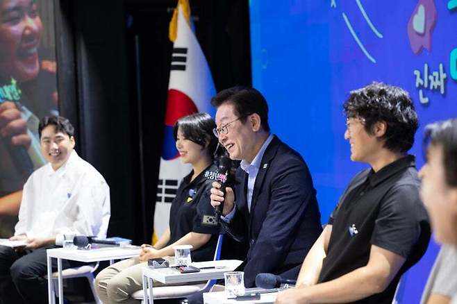 이재명 대통령이 19일 서울 마포구 구름아래 소극장에서 열린 2030 청년 소통·공감 토크콘서트에서 발언하고 있다. 뉴스1