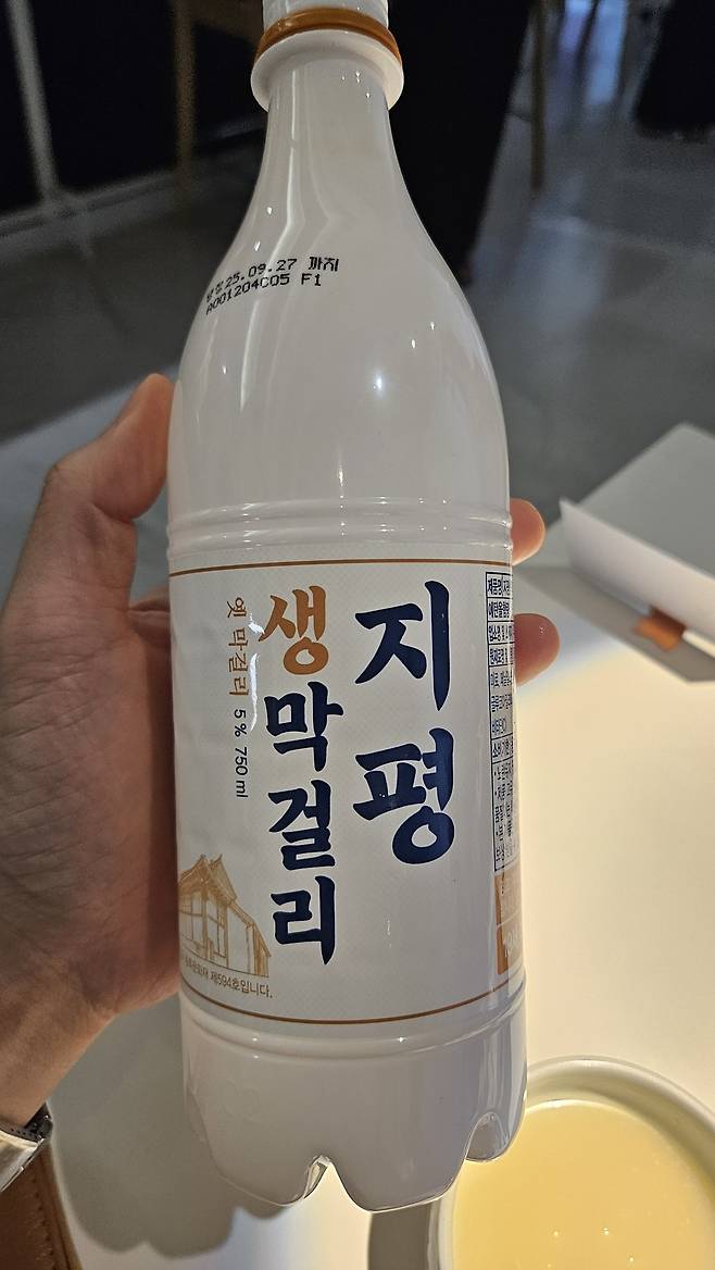 지평주조에서 밀로 빚은 막걸리 ‘지평옛막걸리’와 식전 샐러드.