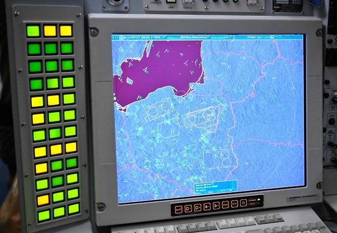 19일(현지시간) 나토(북대서양조약기구) 공중조기경보통제기(AWACS )가 러시아의 위협에 대응한 나토 동부전선 감시 임무의 일환으로 폴란드 영공 상공 비행 준비를 하고 있다. 사진은 기내 화면에 표시된 영공 지도. 2025.9.19 AFP 연합뉴스