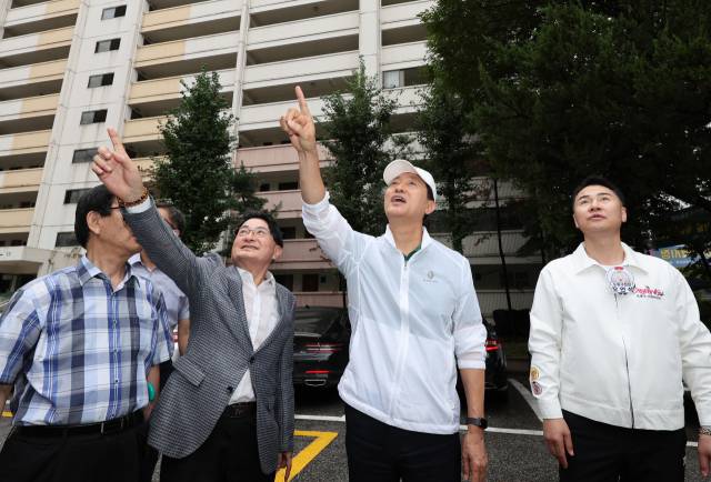 오세훈 서울시장이 이달 4일 서울 도봉구 삼환도봉아파트 재건축사업 현장을 방문해 관계자와 대화하고 있는 모습. 사진 제공=서울시