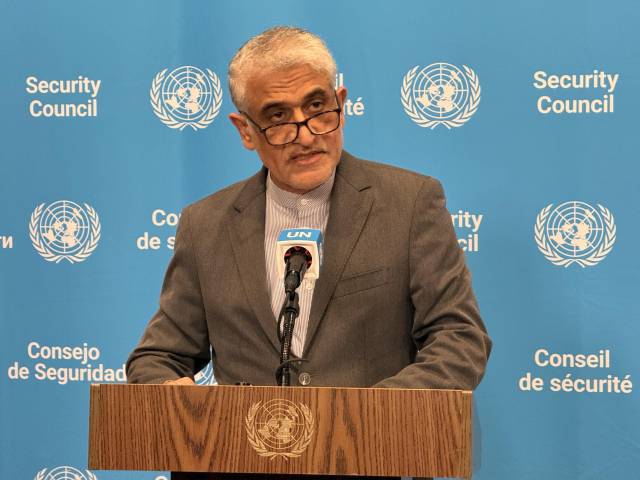 아미르 사에이드 이라바니 주유엔 이란대사가 19일(현지 시간) 유엔 안전보장이사회(안보리)의 이란 제재종료 유지 결의안 부결 결정 후 회의장 앞에서 기자회견을 하고 있다. 연합뉴스