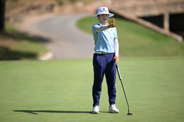 그린을 읽고 있는 이소미. 사진 제공=AFP연합뉴스