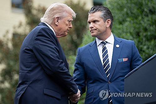 2025년 9월 11일 미국 버지니아주 알링턴 소재 국방부 청사에서 열린 9·11 테러 24주년 행사에 참석한 도널드 트럼프 미국 대통령과 피트 헤그세스 미국 국방장관이 악수하고 있다. AFP=연합뉴스 자료사진